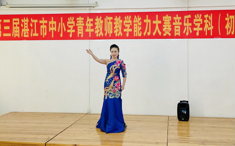 11.初中音乐闵佳老师演唱表演照片.jpg
