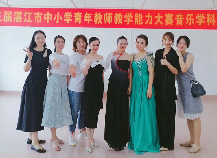 12.初中音乐闵佳老师团队合照.jpg
