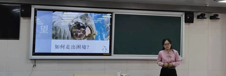 29.初中政治周丽老师在准备比赛照片.jpg