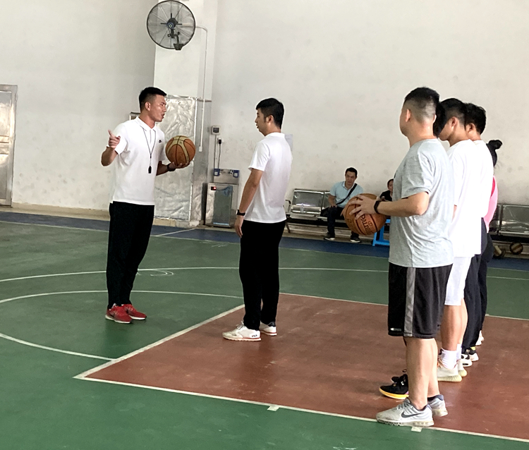 21.高中体育莫容强老师比赛现场.jpg