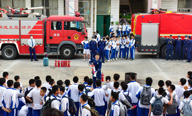 06同学们在学习如何正确使用灭火器.jpg