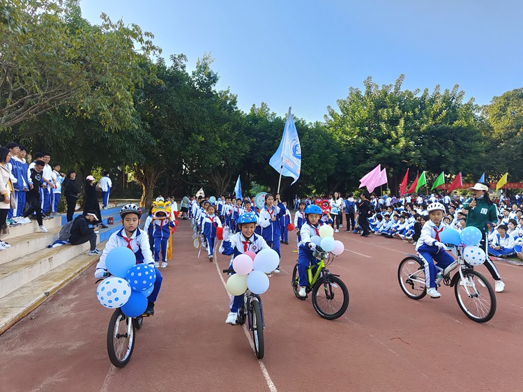 图4（单车、舞狮齐上阵）.jpg