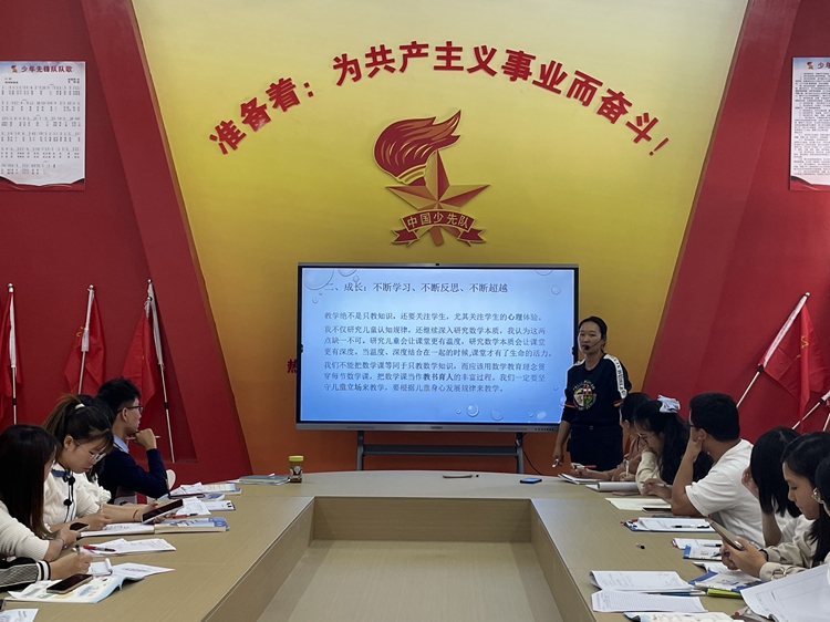 【李雪迎主任主持教学研讨活动】.jpg