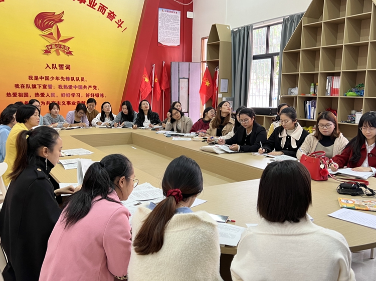 图片1 语文科组全体教师参加此次会议.jpg