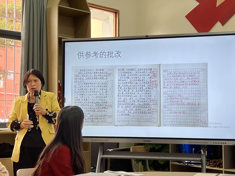 图片5 梁校长指导作文批改工作.jpg