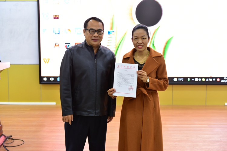 02（放第二段后）湛江市教育局教研室陈恒曦副主任为课题组成员颁发立项通知书.jpg