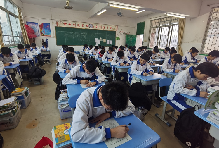 同学们认真答卷.jpg