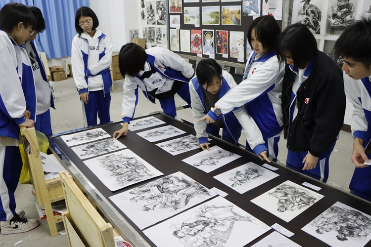 1、学生自主布展.jpg