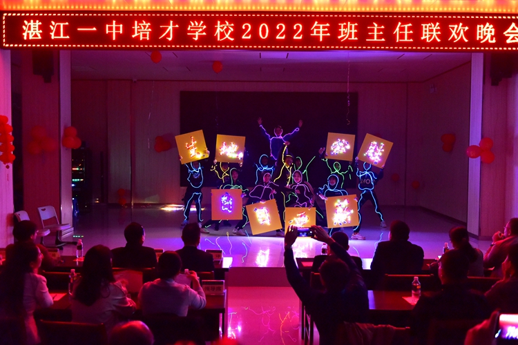 9初二舞蹈《天天向上》.JPG