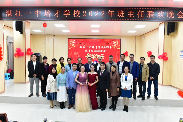 13领导和工作人员合影.JPG