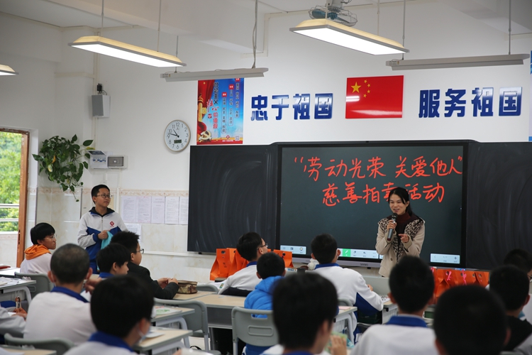 9班主任李韶萍老师发言.jpg