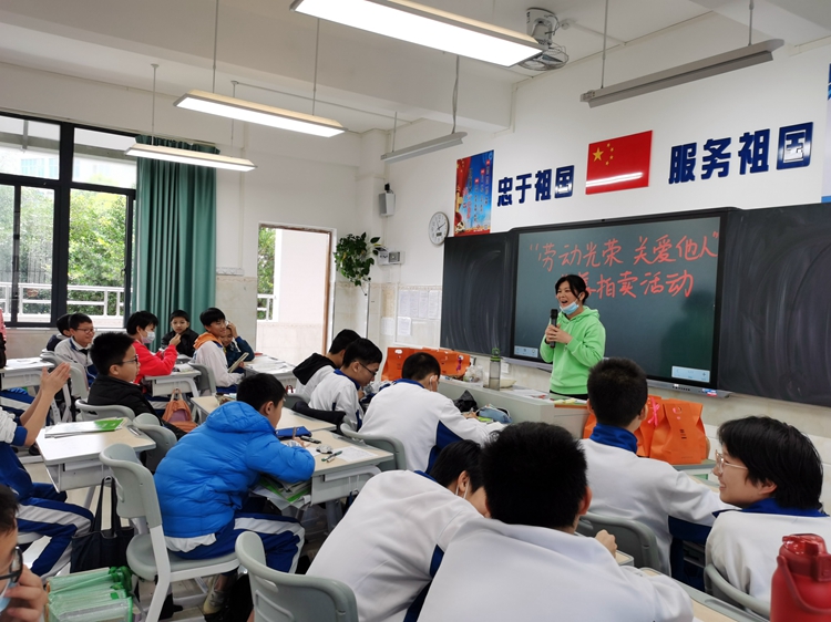 10家长代表发言感谢孩子们和老师们努力奋斗.jpg