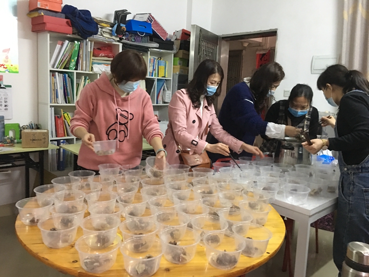 11美丽与智慧并存的宝妈们将汤打包.jpg
