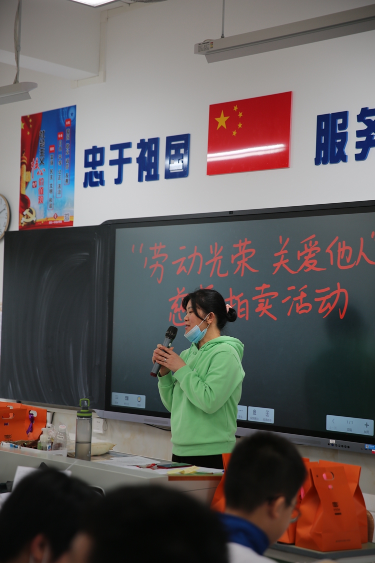 10李家长代表发言感谢孩子们0和老师们努力奋斗.jpg