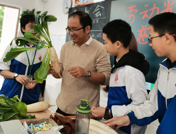 12生物达人赵君老师给孩子们鼓劲.jpg