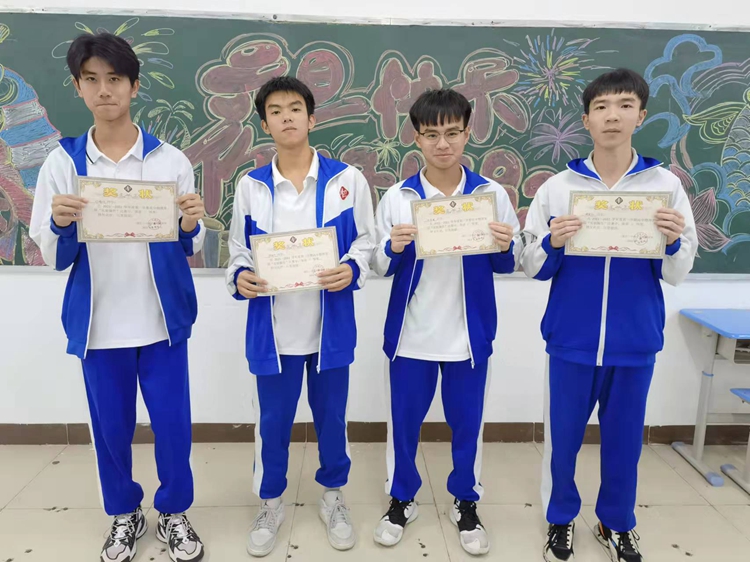 高二（1）班陈权沂，欧李健，黄贺秋，邓靖润 (2).jpg