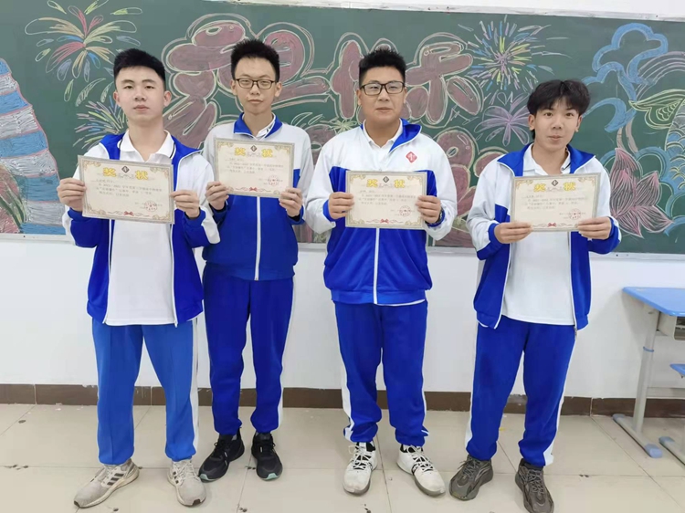 高二（1）班苏煜贞，龙焕明，何吕标，何吕强.jpg
