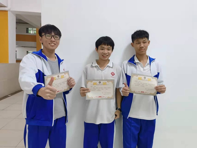 高二（3）班：李文桢、魏力、陈俊源、马文筠 (1).jpg