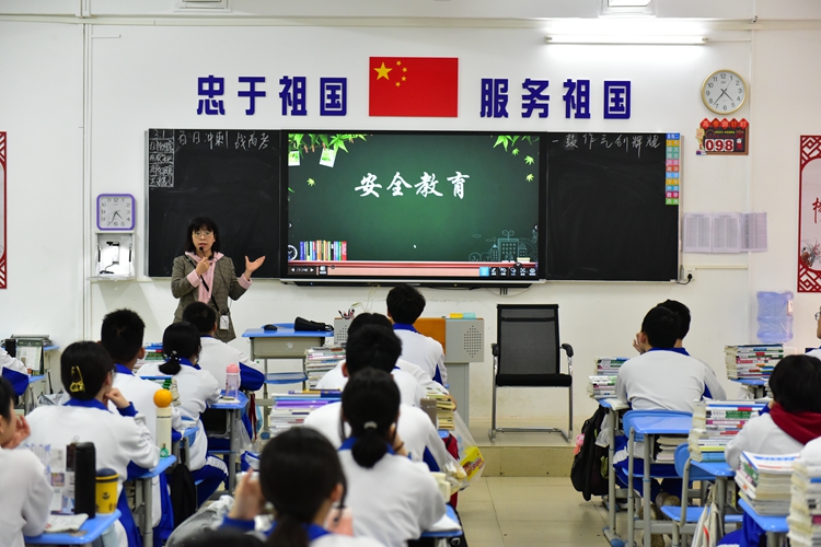 2各班开展安全教育主题班会.jpg