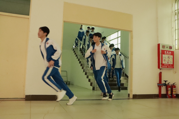 3同学们动作迅速，有序撤离.jpg
