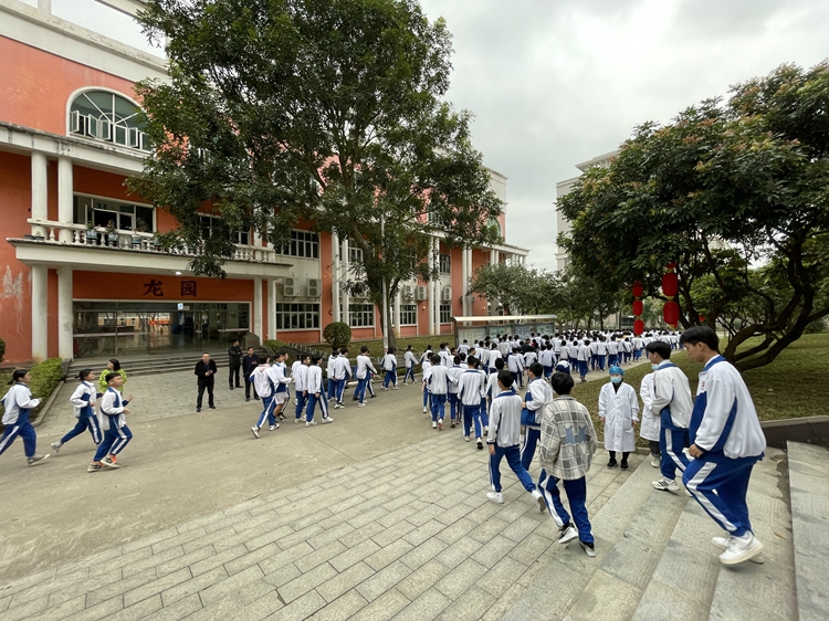 4学生按照指定路线有序撤离.jpg