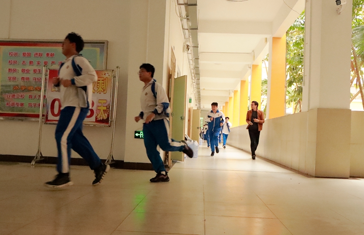 6老师保驾护航.jpg