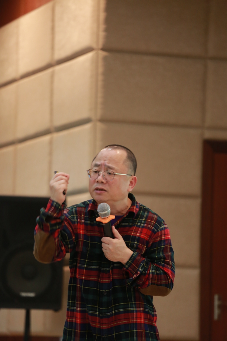 2、张文质老师睿智开讲.jpg