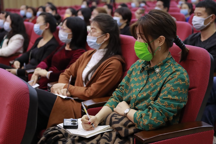 4、家长听讲瞬间.jpg