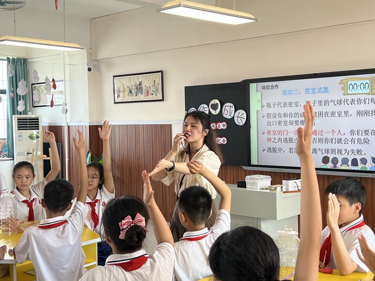 图片19 林妍君老师带学生体验合作的快乐.jpg