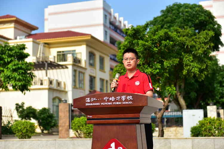 1.左渊副级长主持大会.JPG