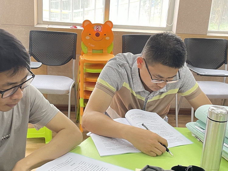 2老师们认真学习并做笔记.jpg