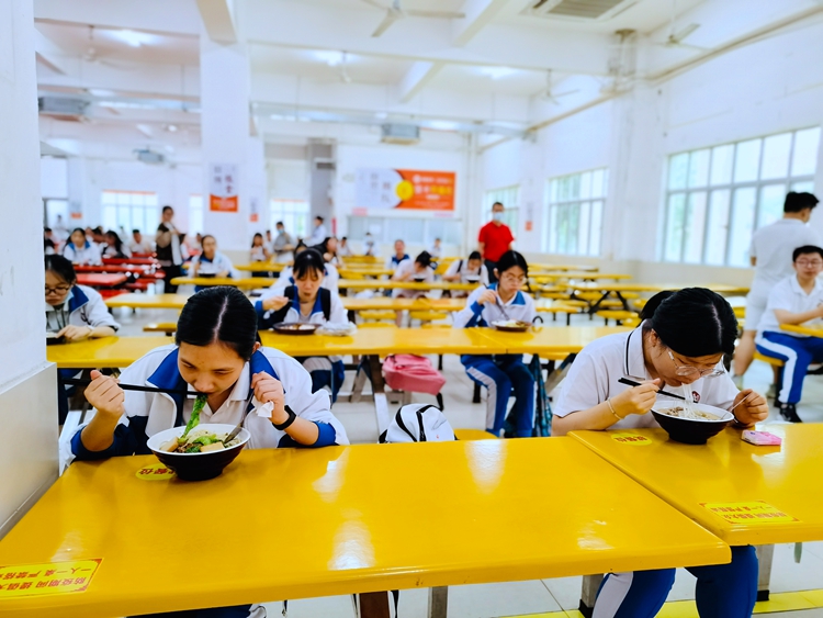 11.学生定向、间隔用餐.jpg