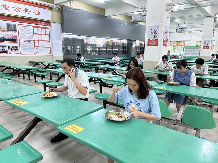 12.领导老师陪伴学生用餐.jpg