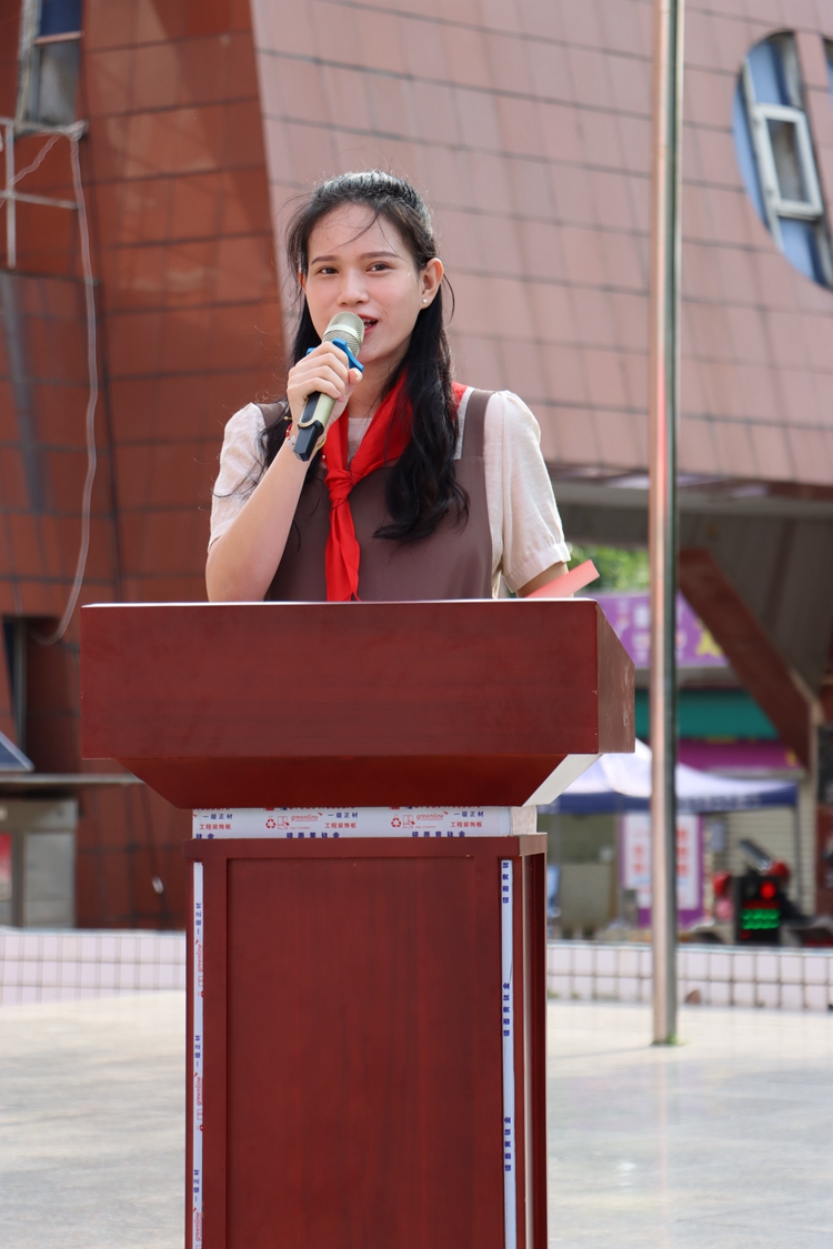 图3：小学部大队辅导员杨柳菲老师庄重宣誓.JPG