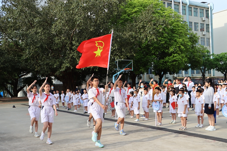 图5：为新建中队授予中队旗.JPG