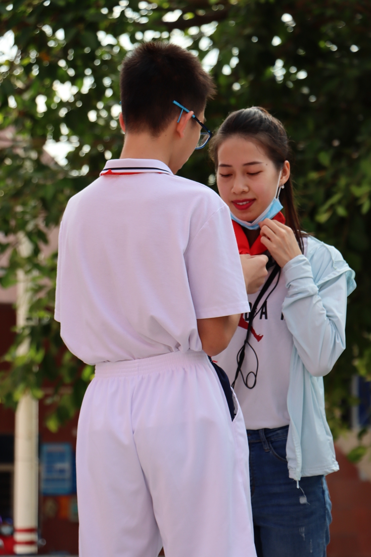 图6：优秀队员代表为各班中队辅导员佩戴红领巾.JPG
