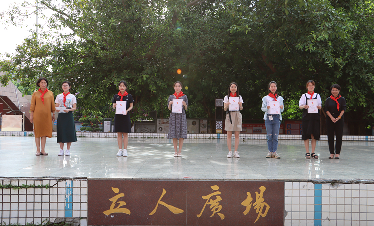 图7：梁观伍副校长为中队辅导员颁发辅导员证书.JPG