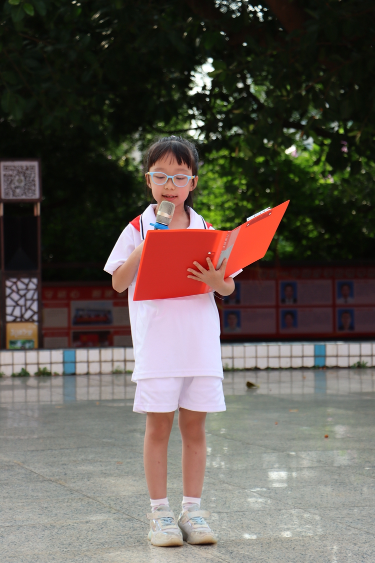 图8：新队员代表袁子薰发言.JPG