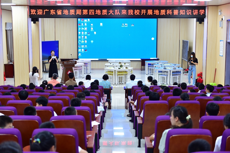 图1：主持人杨玉林老师介绍专家团队.jpg