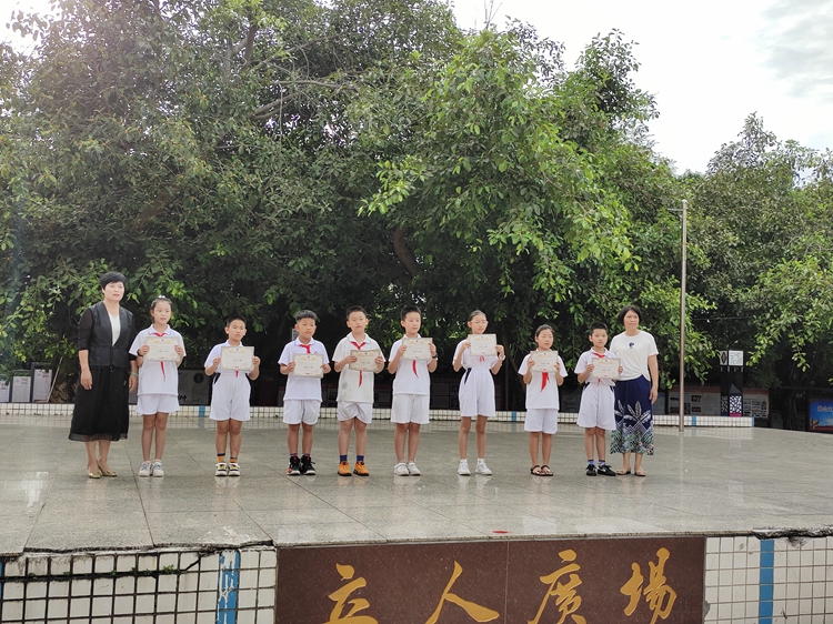 图七：颁奖照片.jpg
