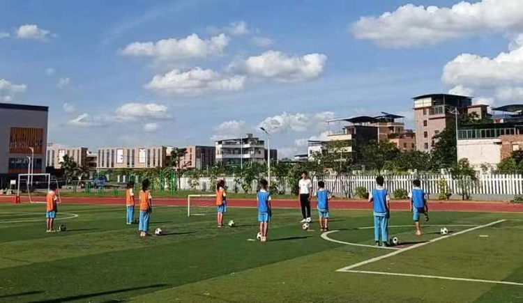 小学部黎钊老师上课比赛现场.jpg