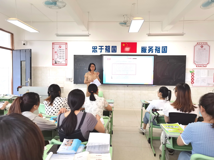 图1：小学部教务处刘小珠主任主持本次会议.jpg