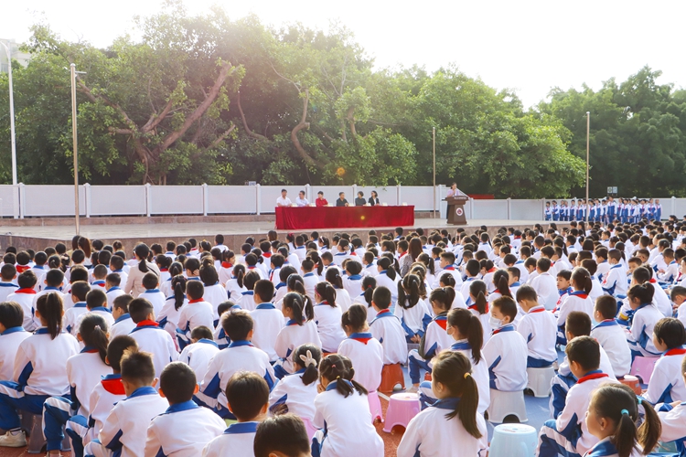 图2：小学部全体学生参加表彰大会.jpg