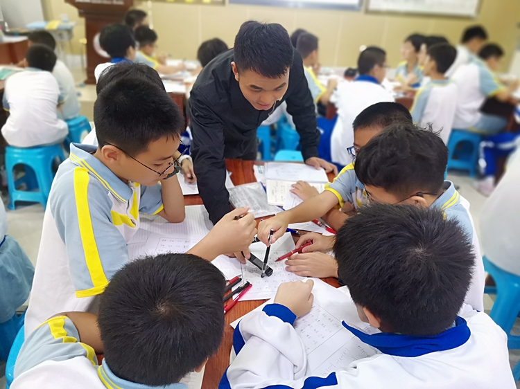 4.指导学生自主探索中.jpg