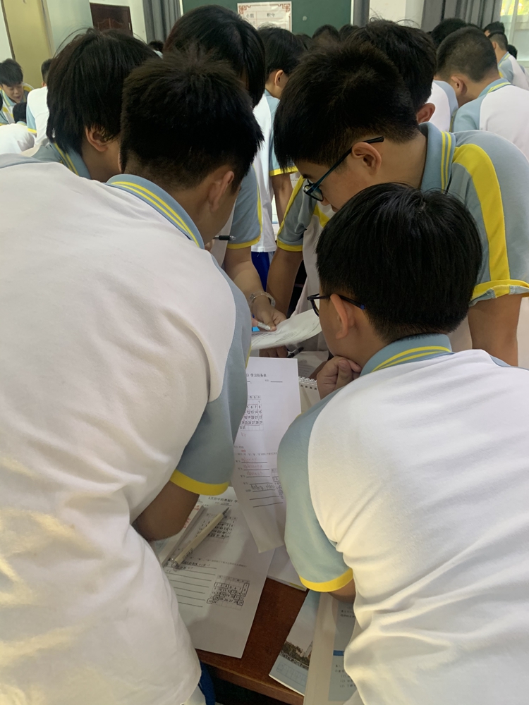 10.学生们沉浸在自主探究的活动中（配第三段文）.jpg