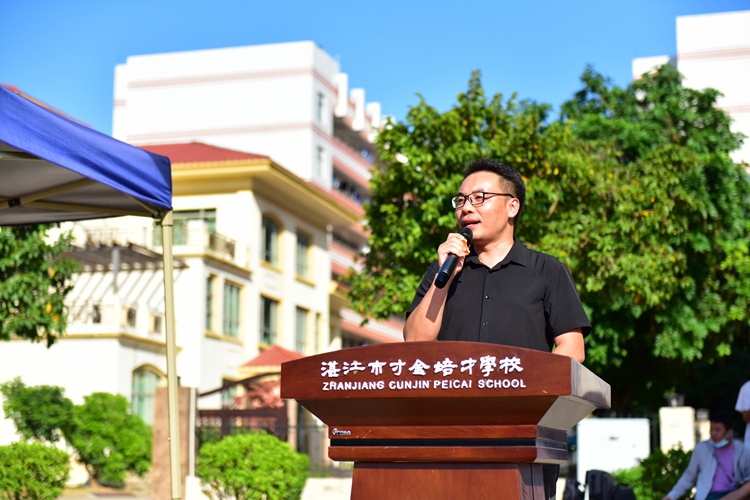 2.梁荣杰副级长主持展示活动.JPG