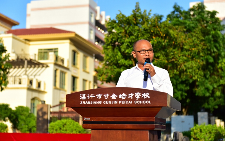 16.梁张军副校长点评总结.JPG