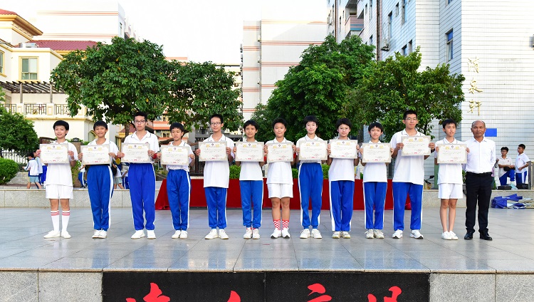 19.梁张军副校长为获得一等奖班级颁奖.jpg