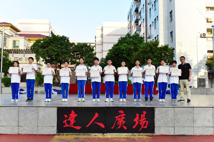 21.韩坤鹏级长为获得三等奖班级颁奖.jpg