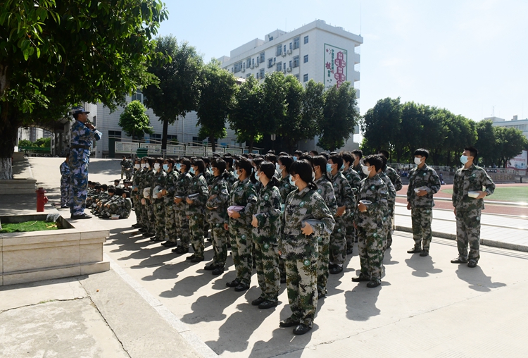 图3：学生饭前聆听教官指导.jpg